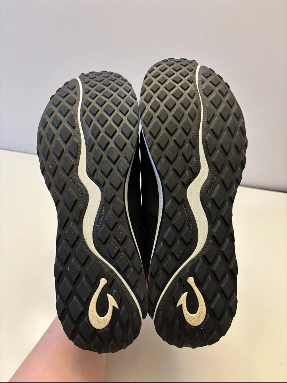 OluKai Huia Sneaker (Women) size 9.5